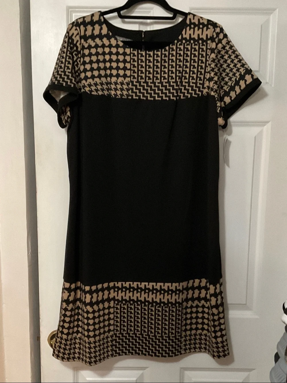 Roz & Ali Black and Beige Patterned Short Sleeve Midi Dress